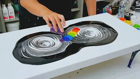 Потрясающие эффекты! Черно-белый вихрь с цветами радуги! ~ Flow Art ~ Жидкая живопись